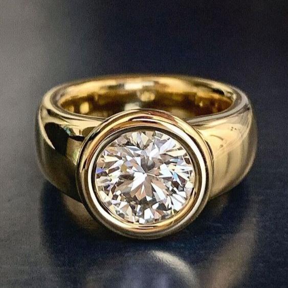 Ring made of forged gold with vintage zircons