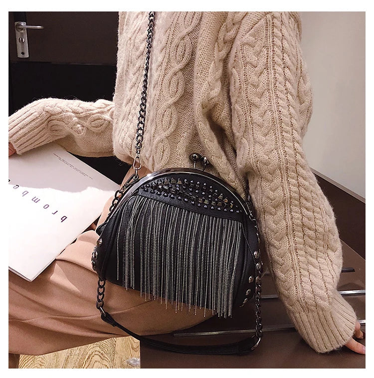 Lisa Kiss-Lock Bag | Retro Chic Essential