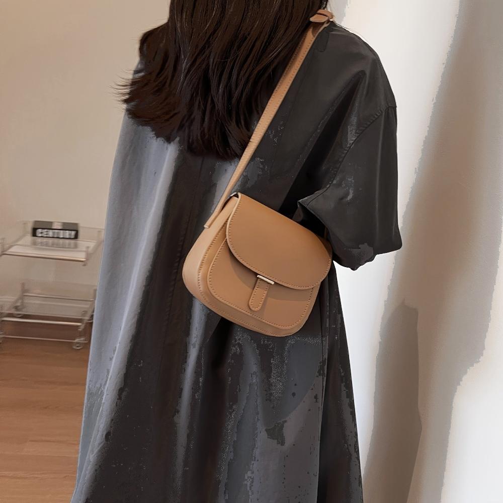 Aria Retro Grace | Elegant Saddle Crossbody Bag